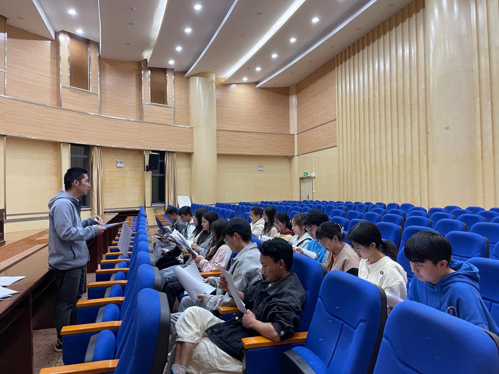 色漫
学生第四党支部组织学习党的二十大报告